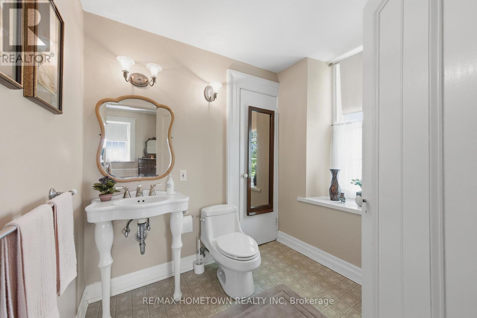 18 MAIN STREET E - 33