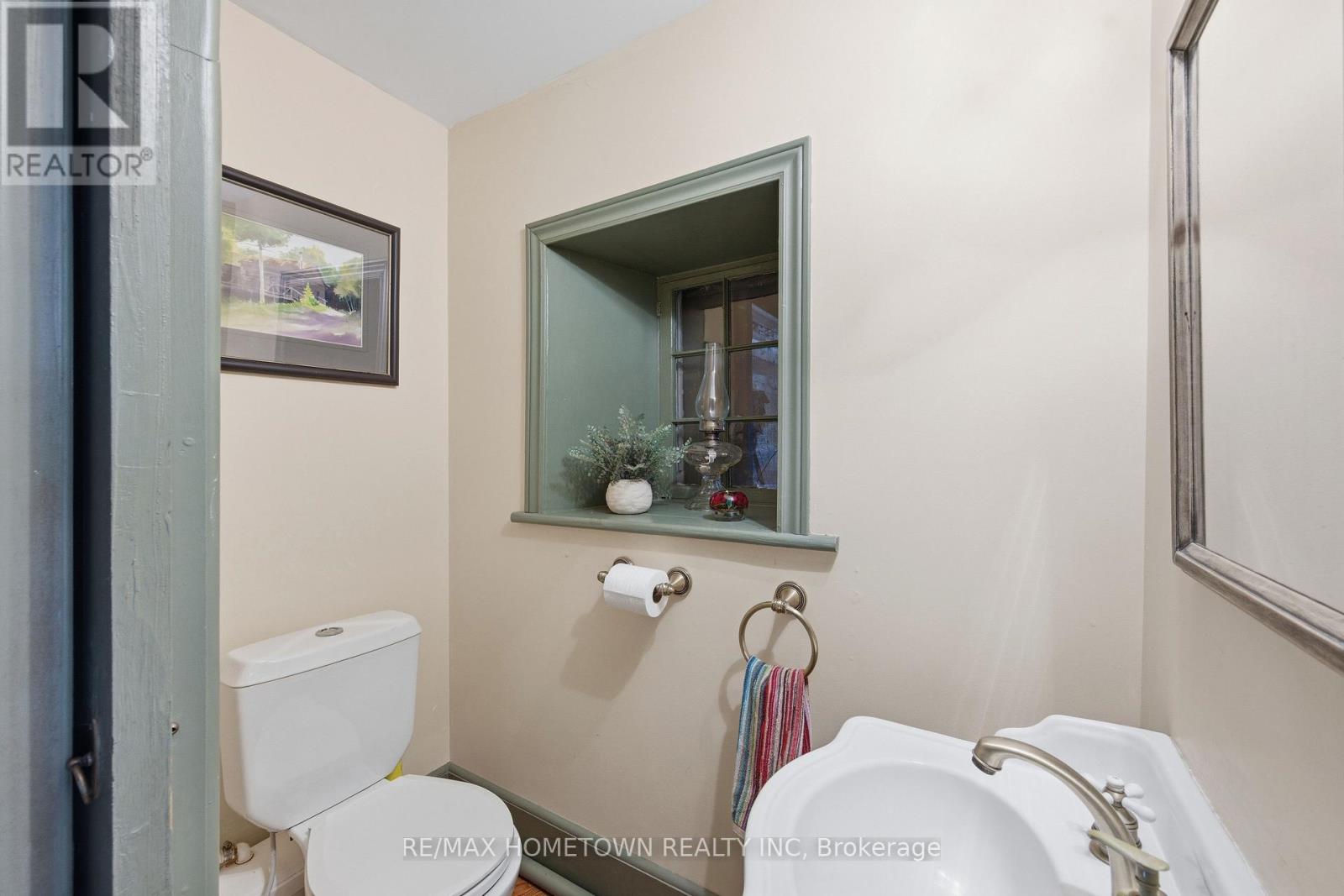18 MAIN STREET E - 27