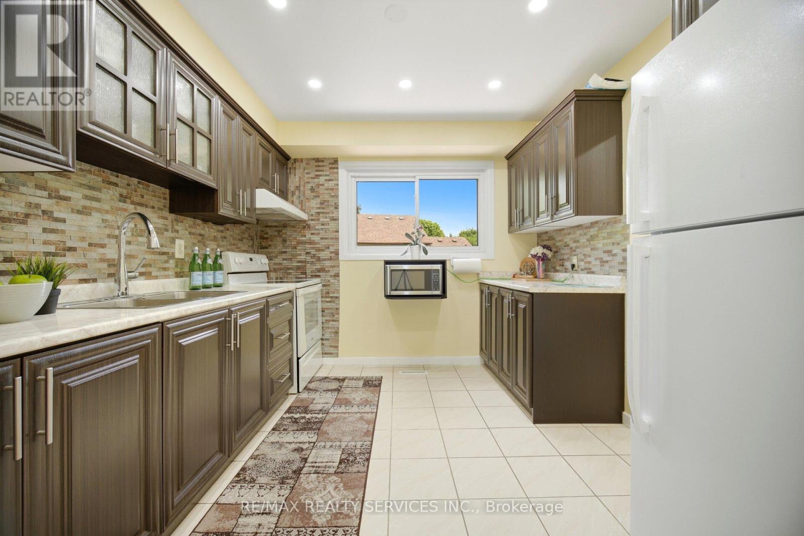 20 RUSHMORE CRESCENT - 13