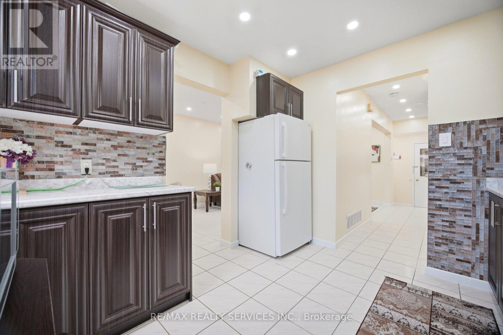 20 RUSHMORE CRESCENT - 15