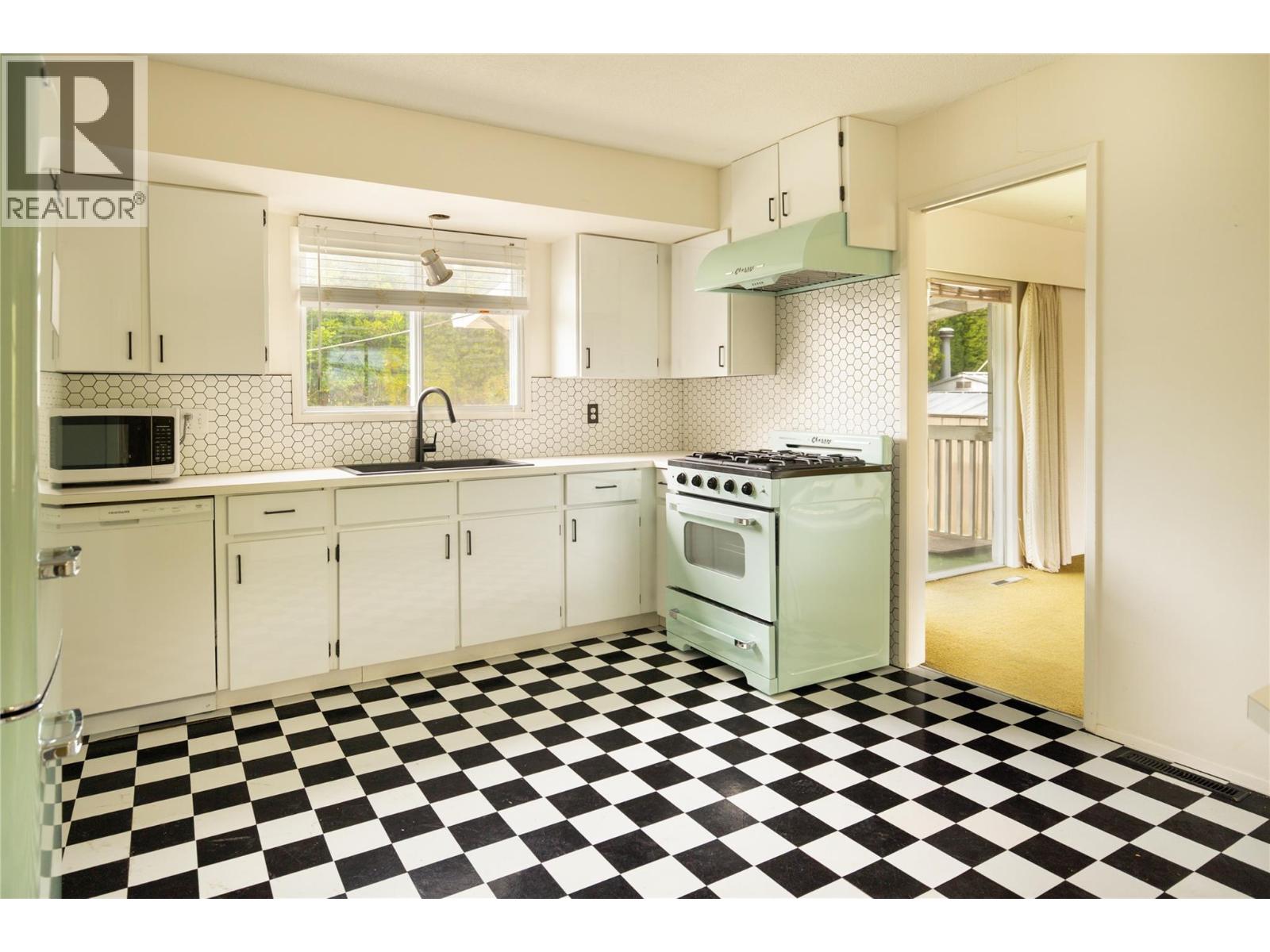  1738 Smithson Drive, Kelowna