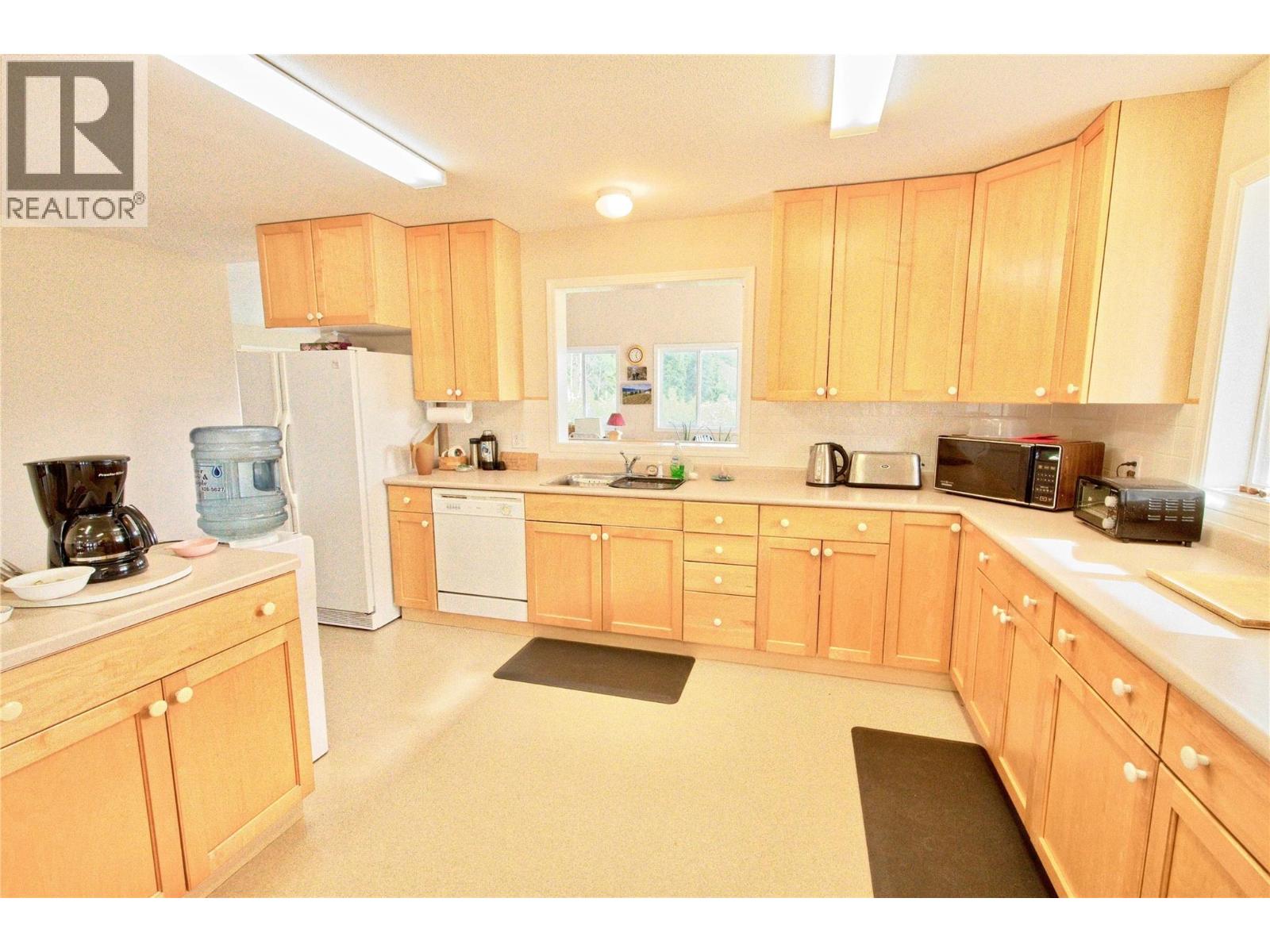 3 Bed, 4 Bath Agriculture for Sale in Creston – 3423 3A Highway, Creston - Image 5