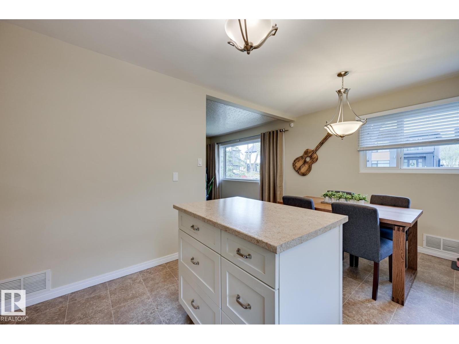 7527 78 AV NW - 12