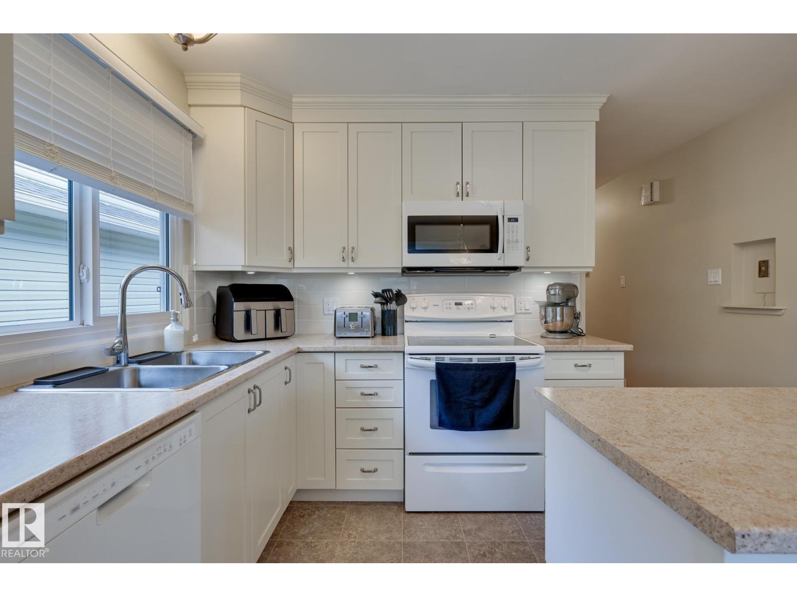 7527 78 AV NW - 13