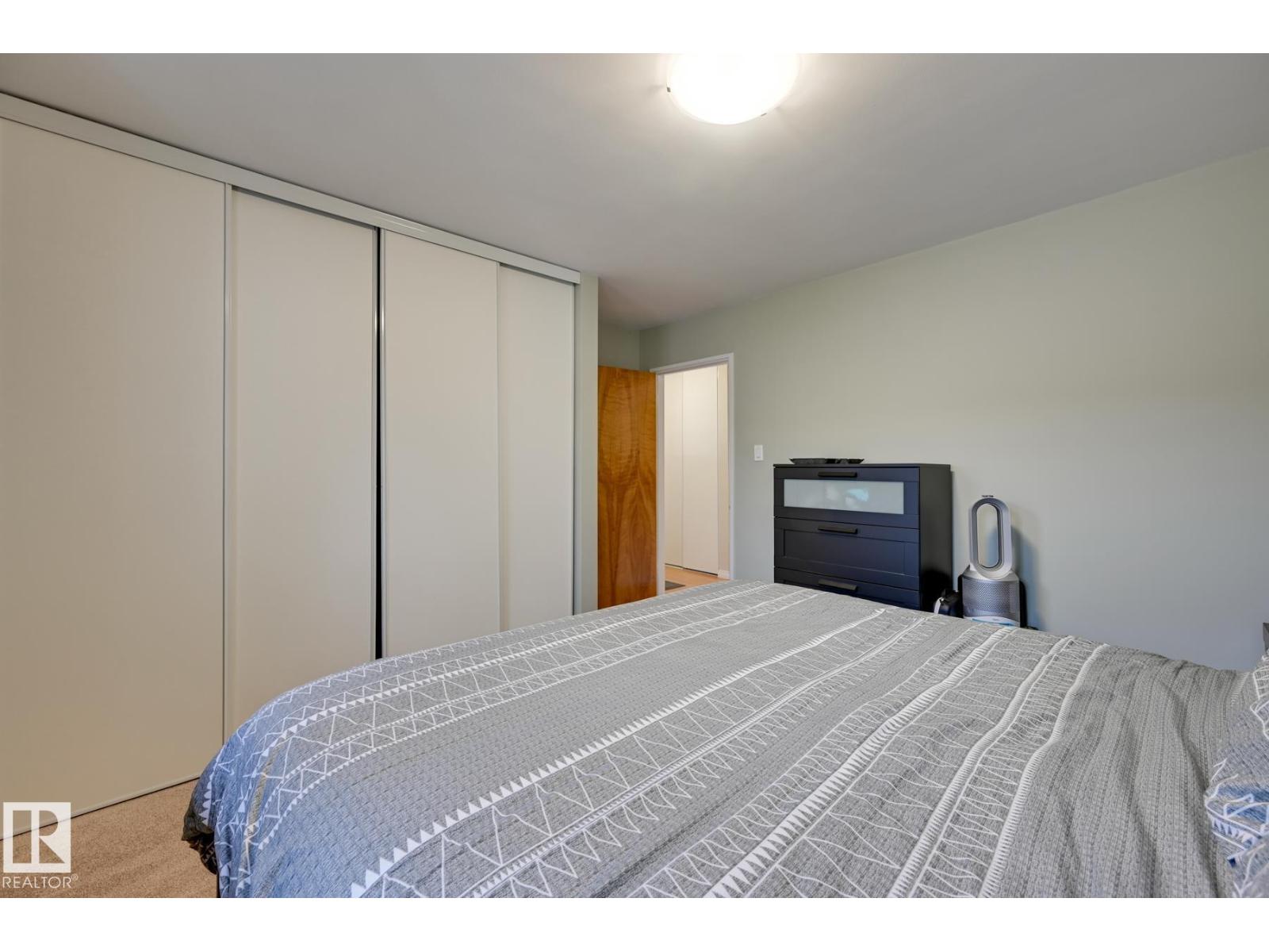 7527 78 AV NW - 23