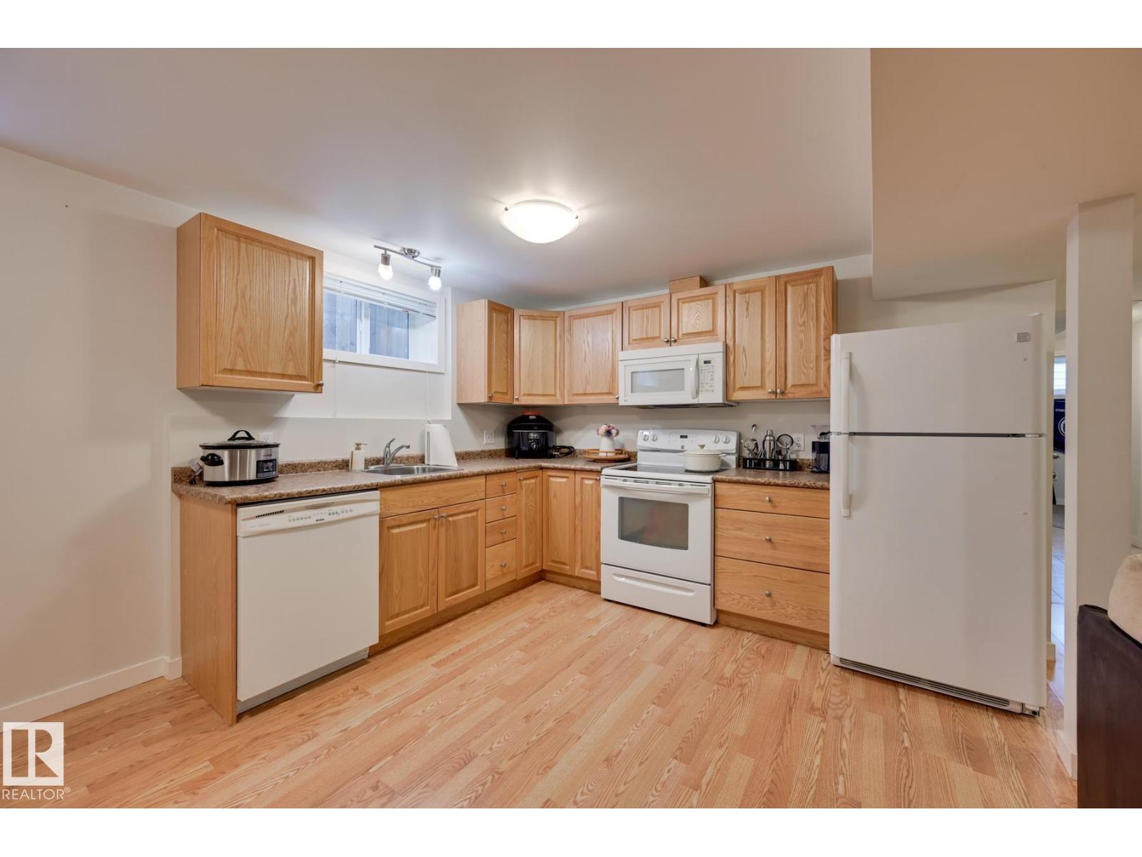 7527 78 AV NW - 29