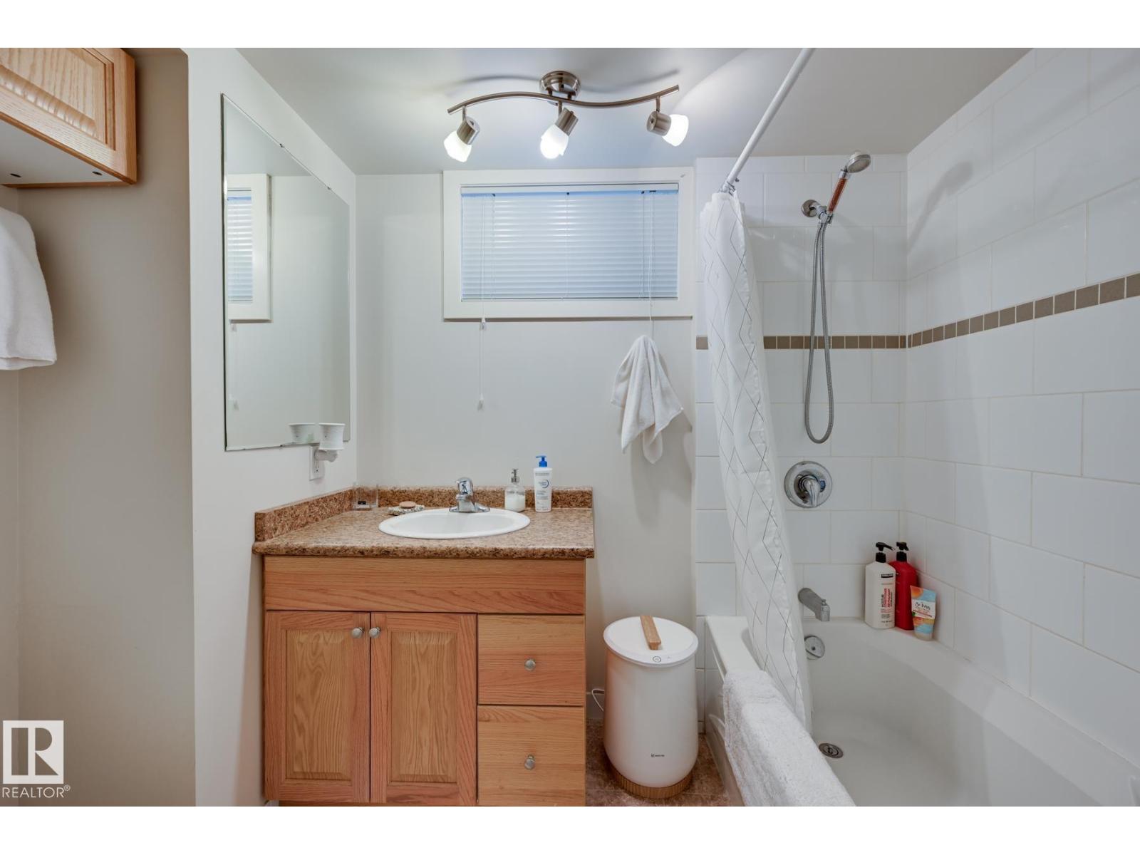 7527 78 AV NW - 35