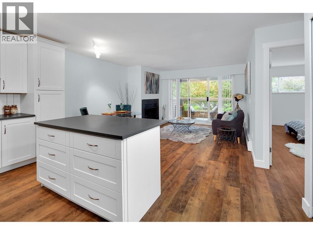 218 932 ROBINSON Street - main photo