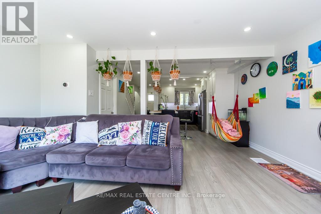 12 GREENHILLS SQUARE - 11