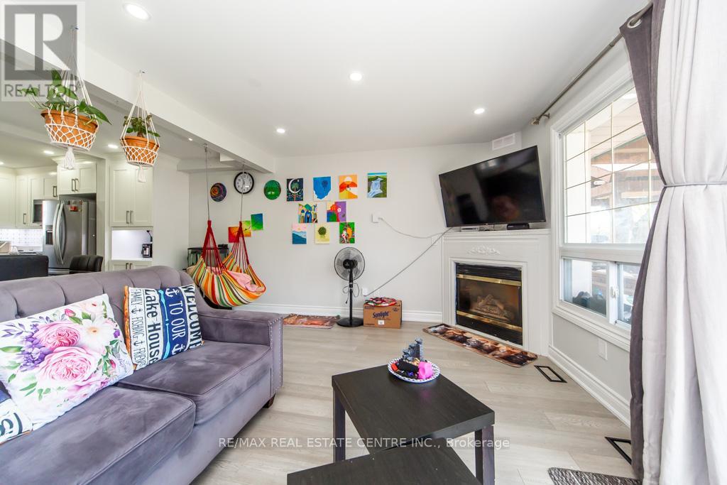12 GREENHILLS SQUARE - 12