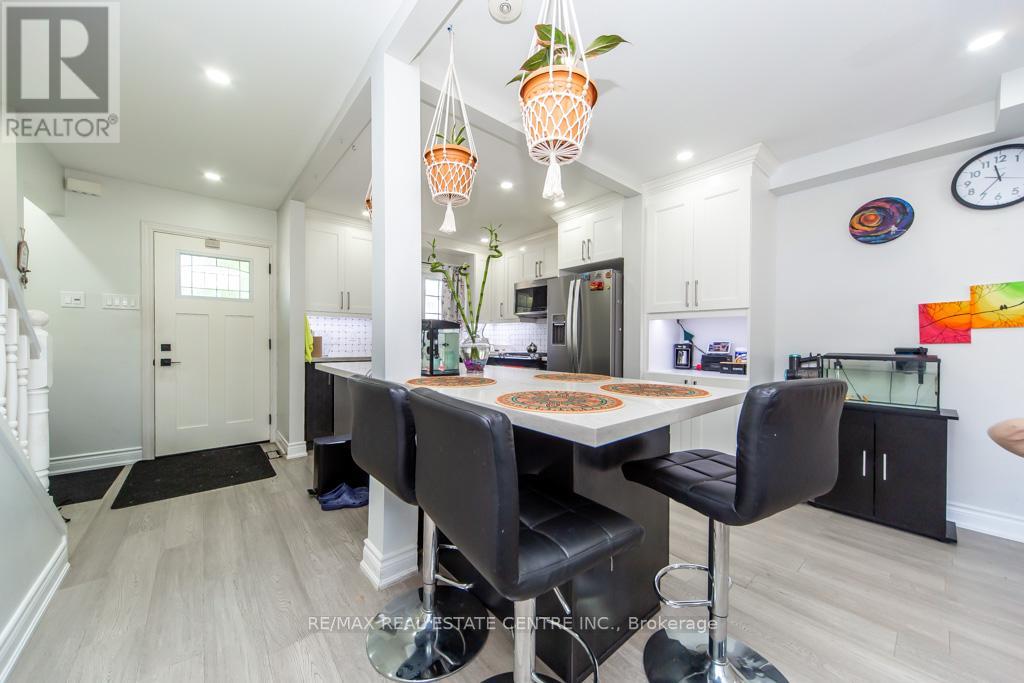 12 GREENHILLS SQUARE - 15
