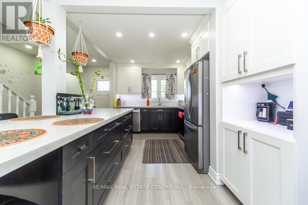 12 GREENHILLS SQUARE - 16