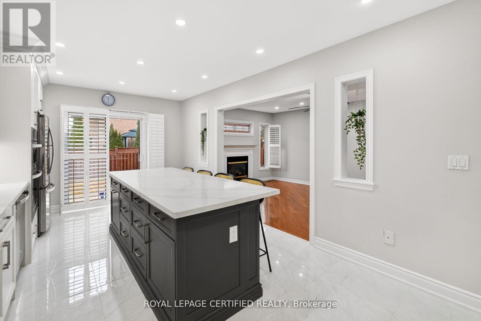 643 GARDEN WALK - 15
