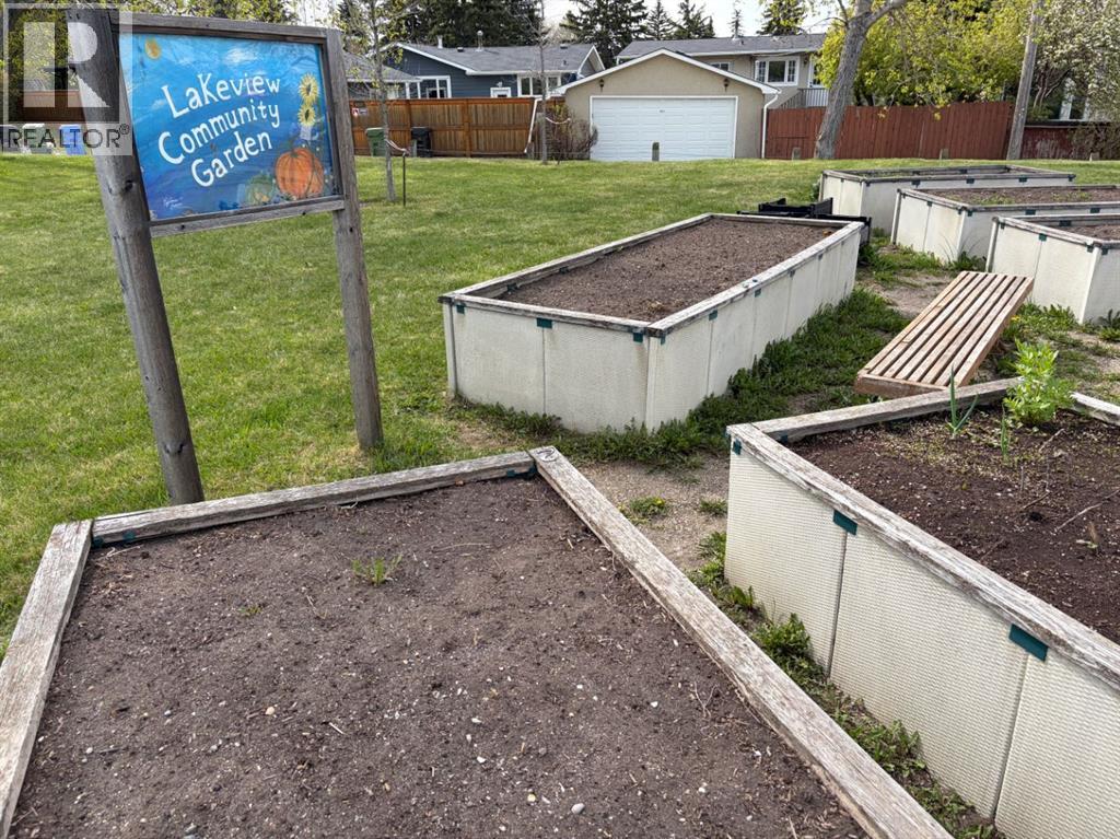5927 34 Street SW - 48