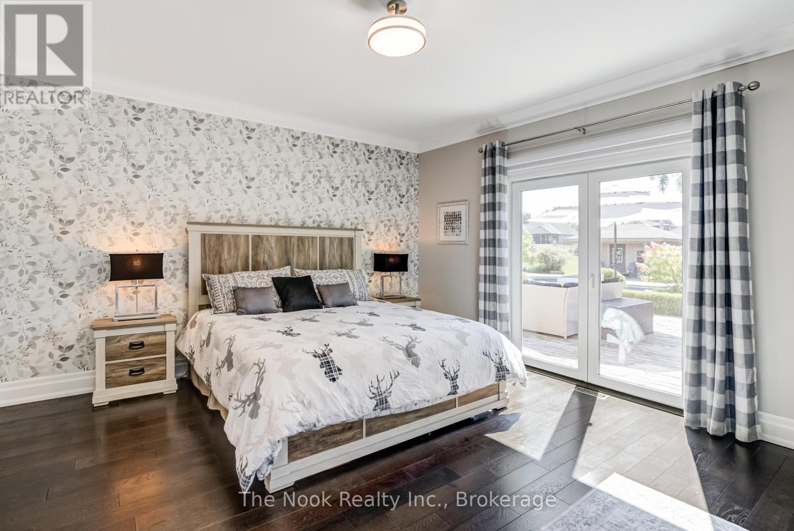 32 MIKELEN DRIVE - 17