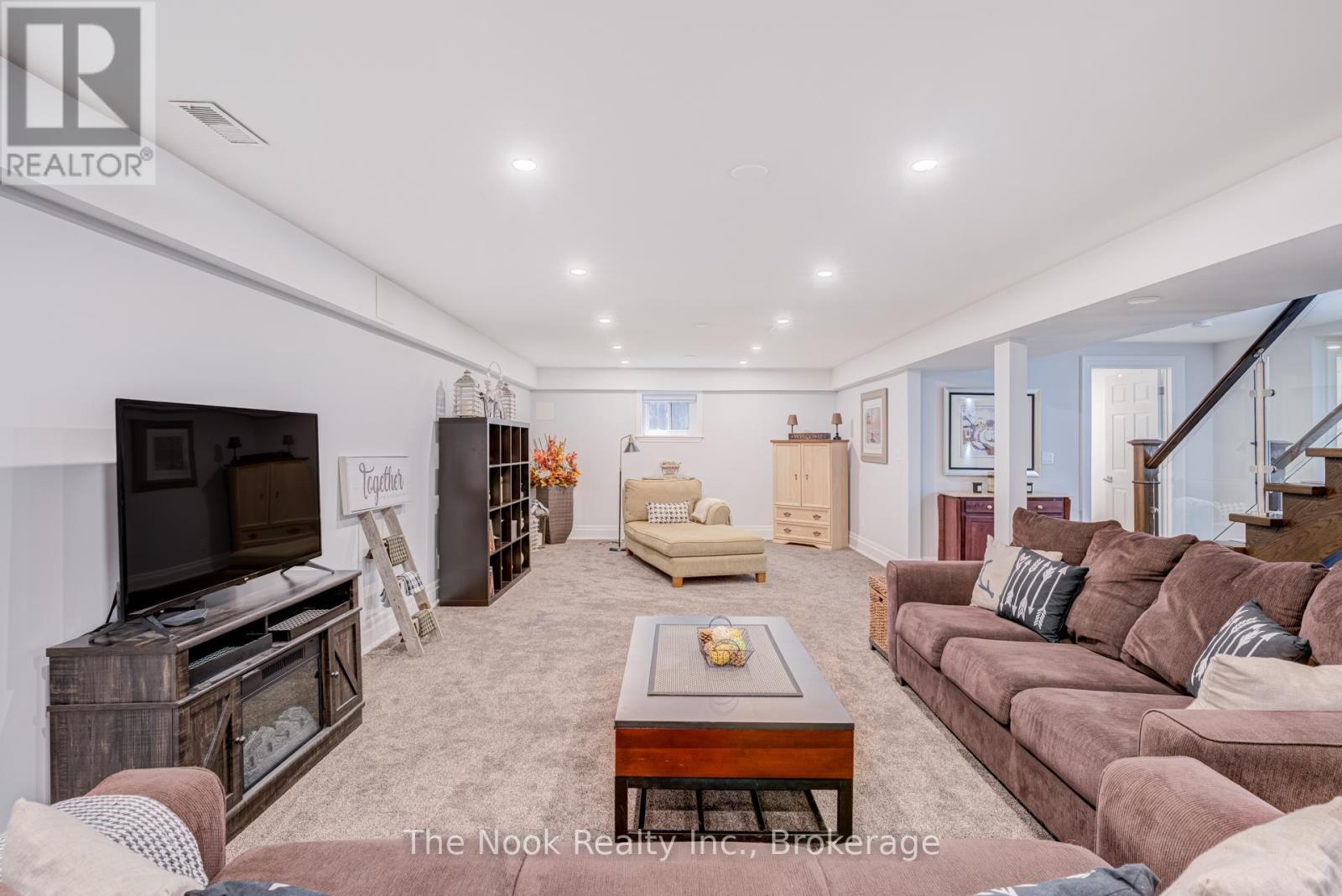 32 MIKELEN DRIVE - 33
