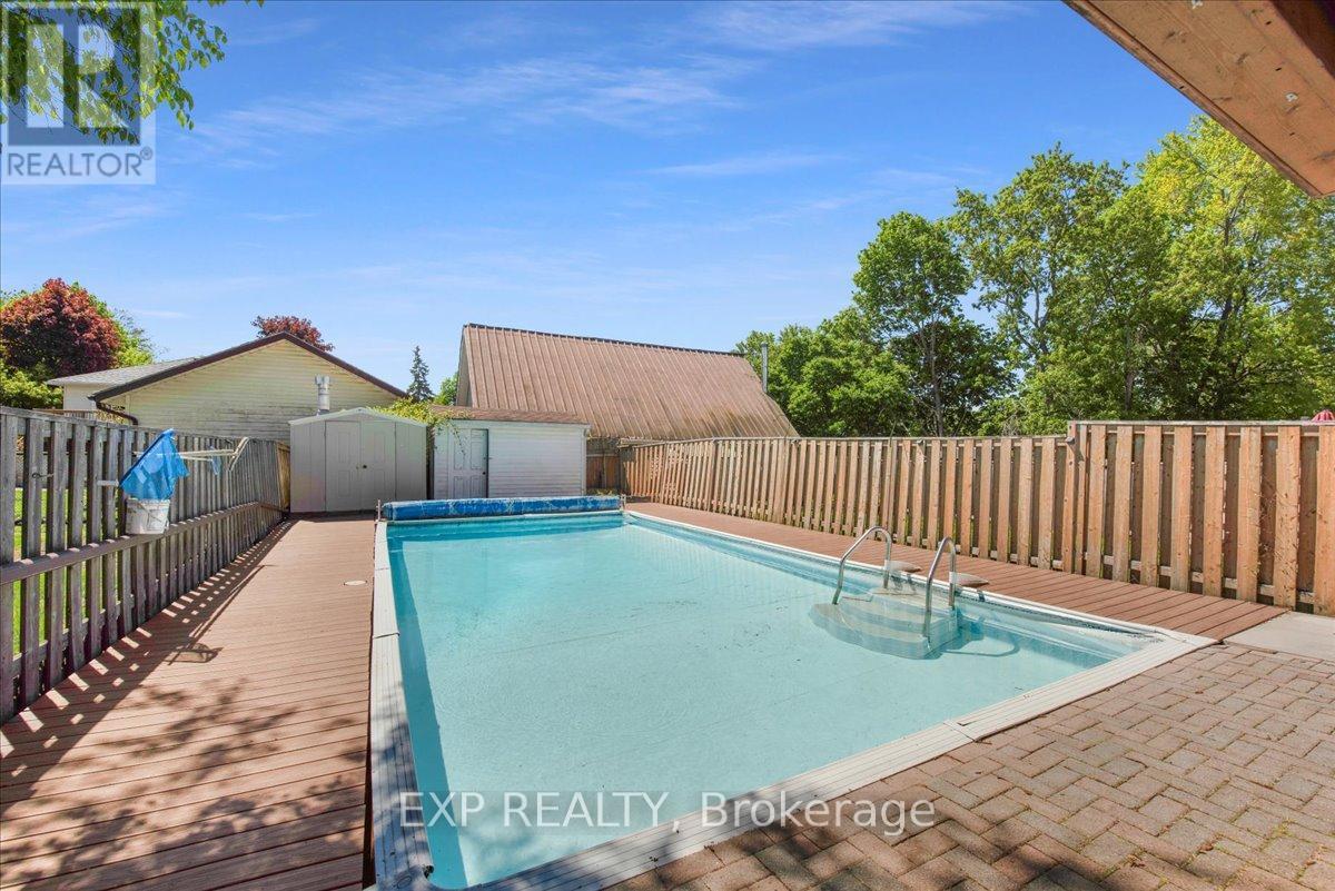 376 SURREY DRIVE - 27