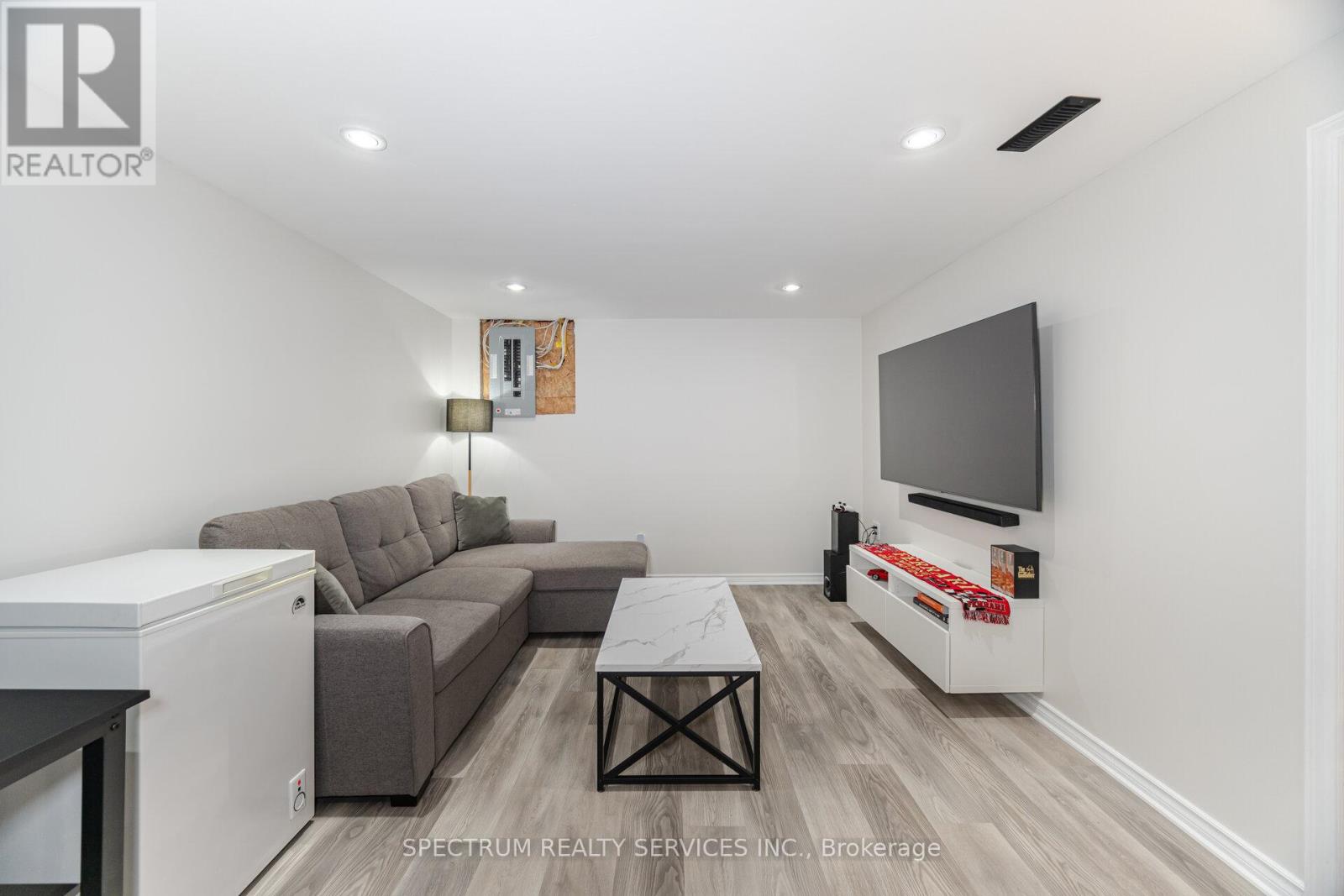 52 FRENCH CRESCENT - 38
