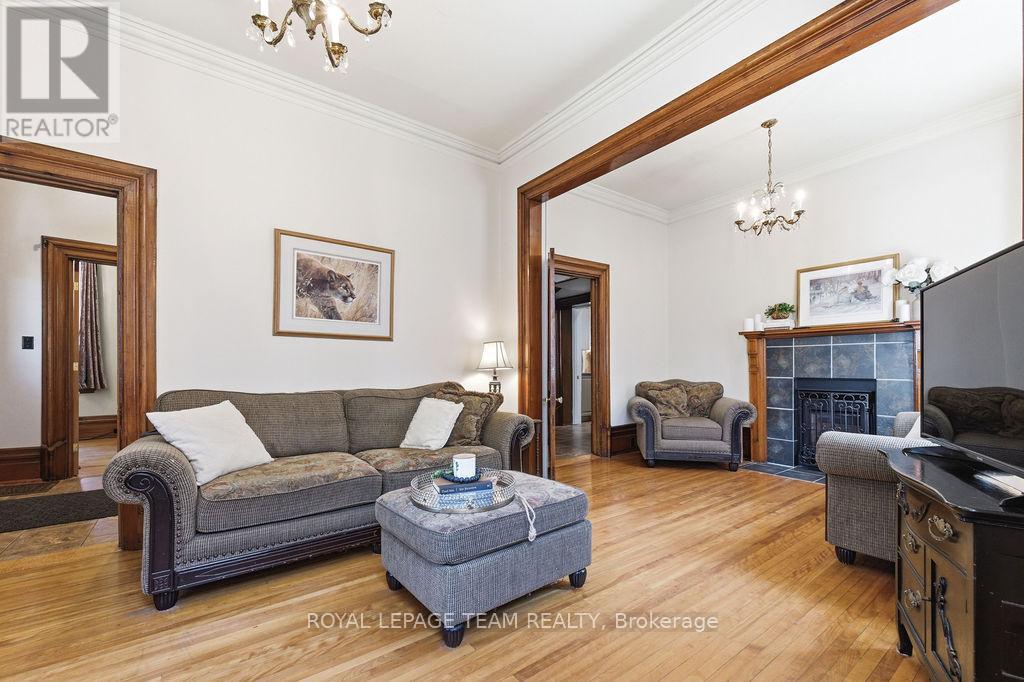 241 JOHN STREET N - 10