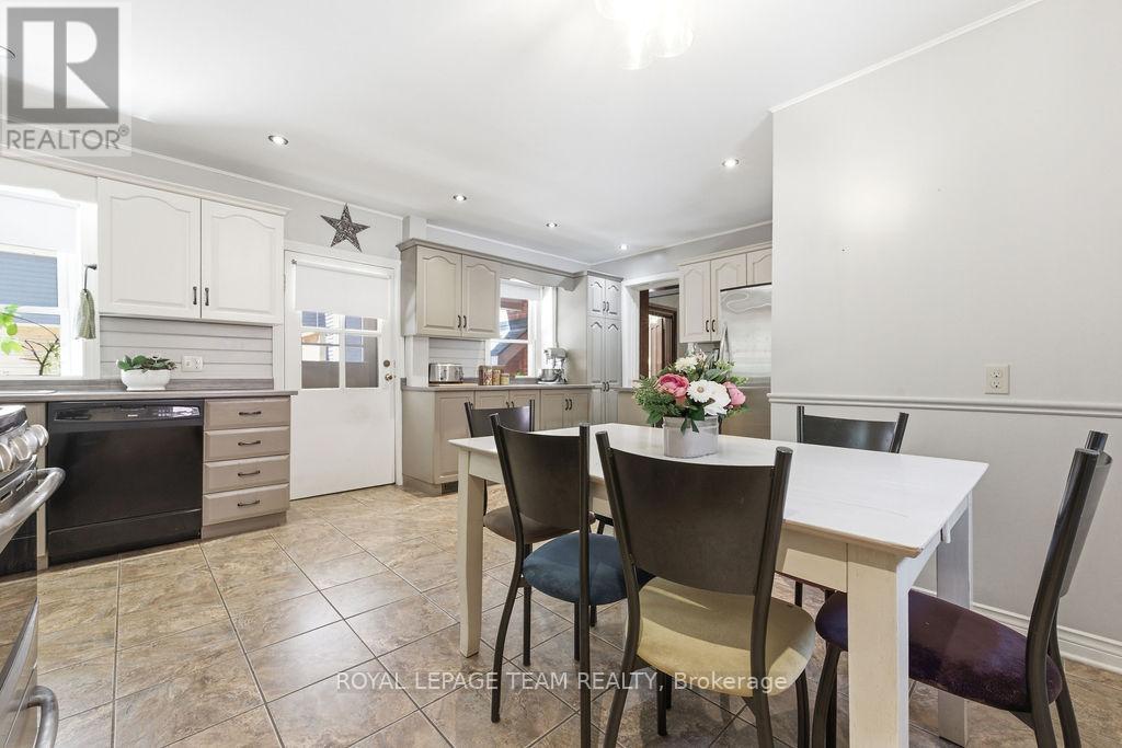 241 JOHN STREET N - 21