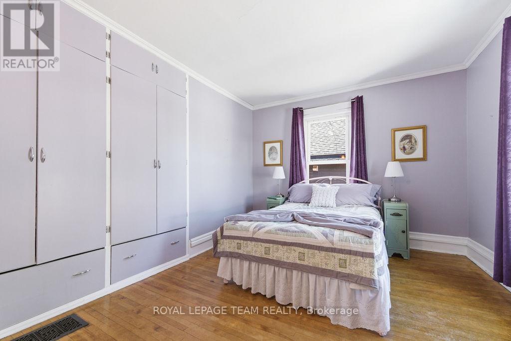 241 JOHN STREET N - 27