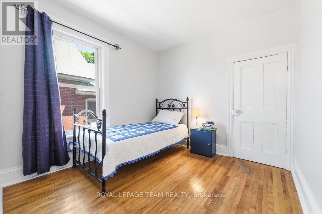 241 JOHN STREET N - 31