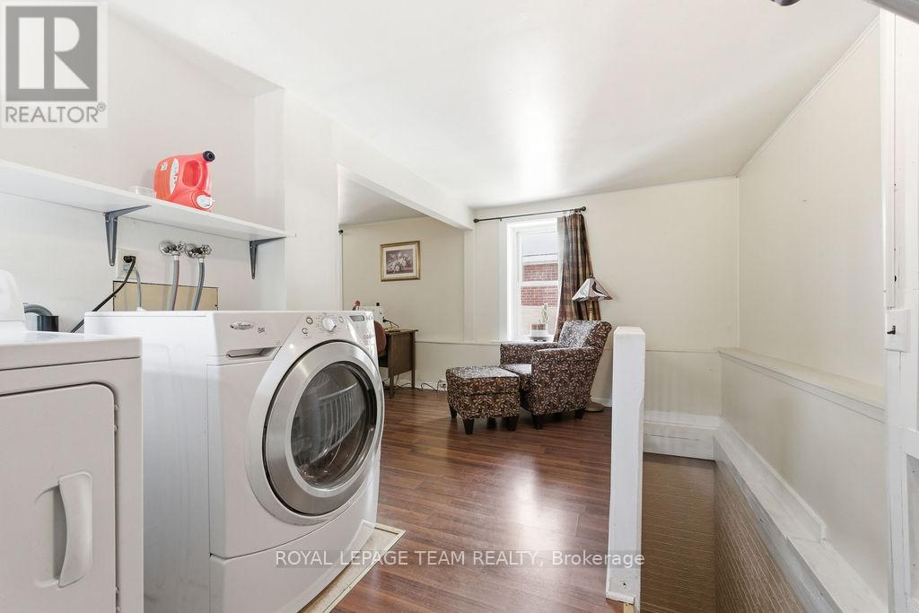 241 JOHN STREET N - 38