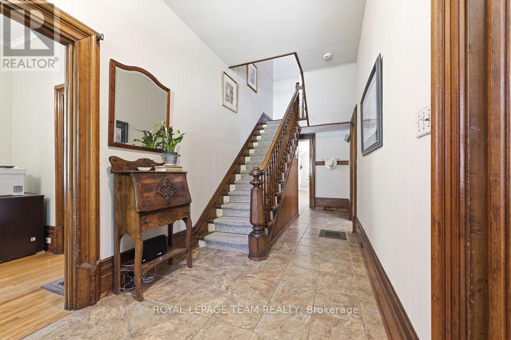 241 JOHN STREET N - 7
