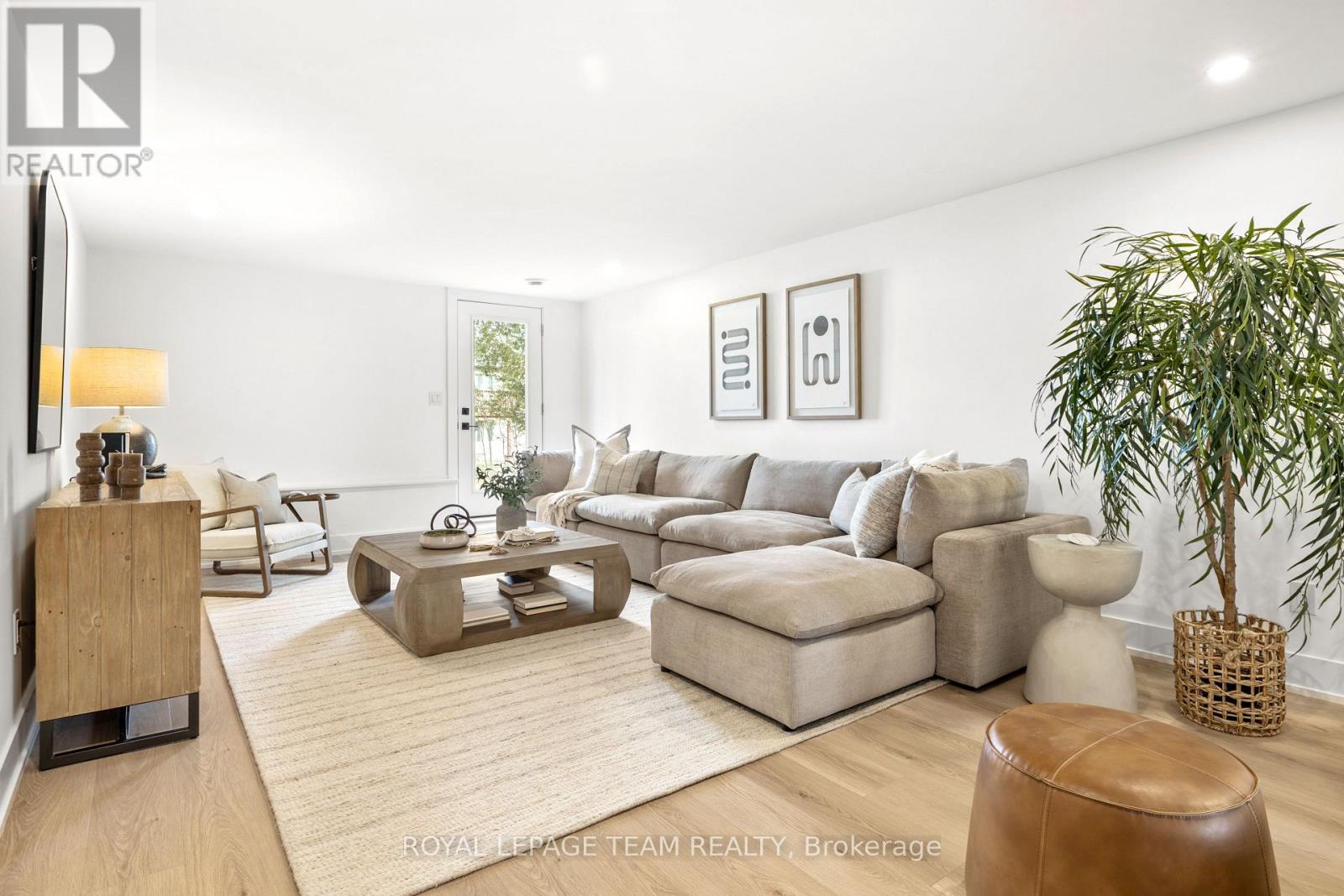 52 WHITCOMB CRESCENT - 27