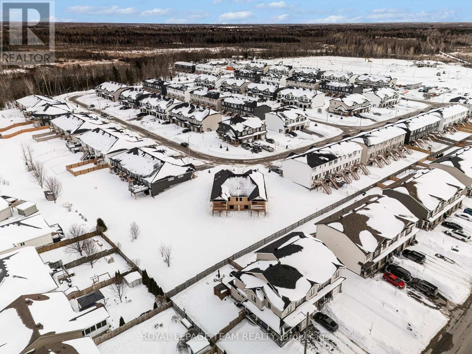 52 WHITCOMB CRESCENT - 34