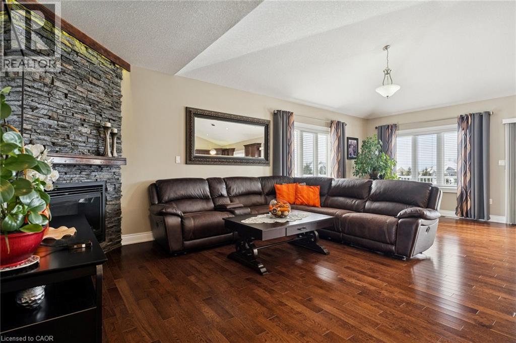 10 BROLLEY Crescent - 19
