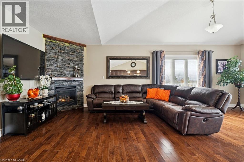 10 BROLLEY Crescent - 18