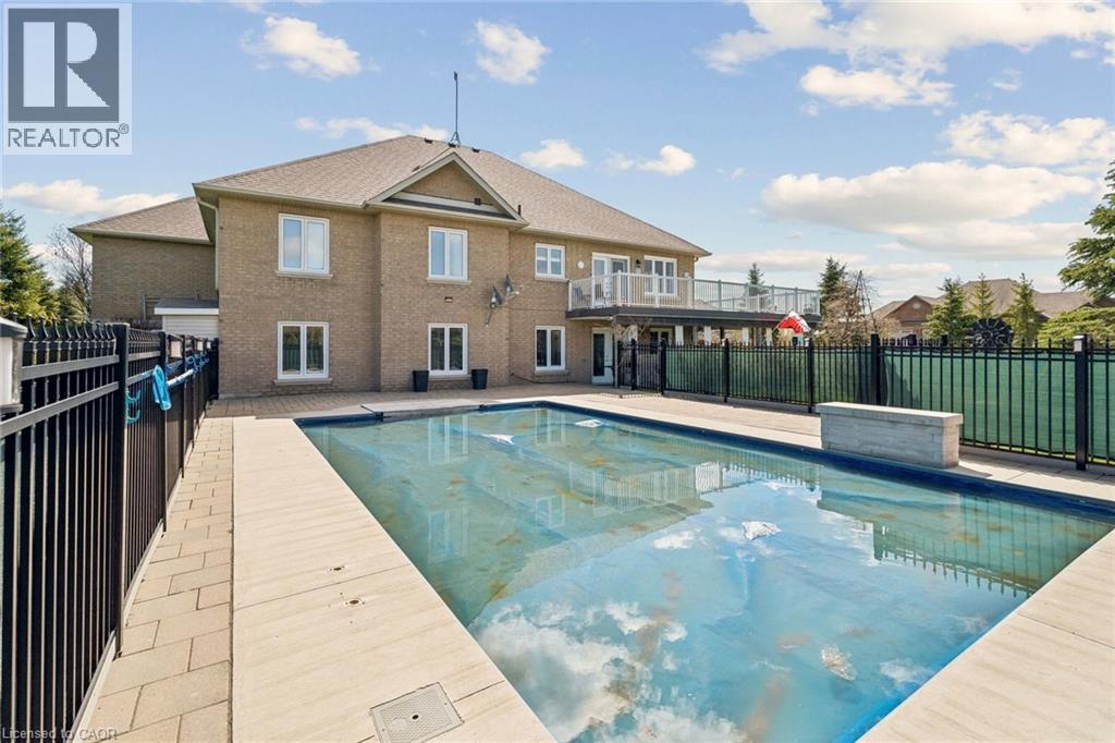 10 BROLLEY Crescent - 11