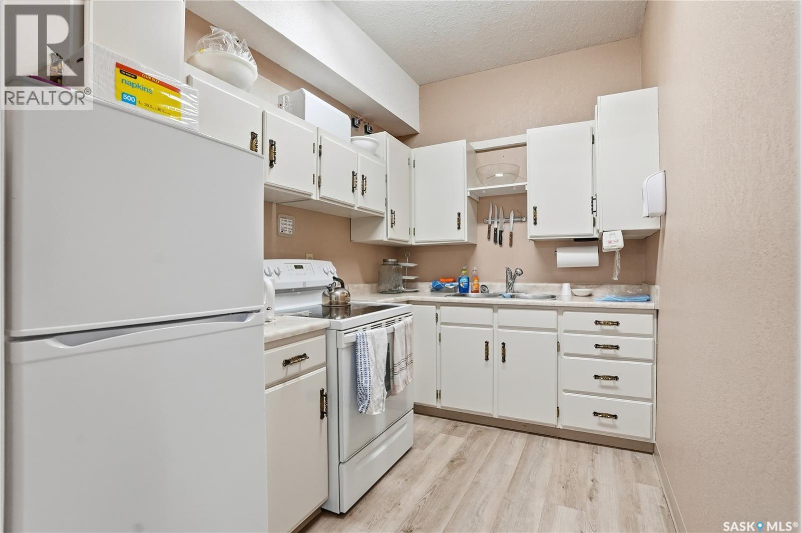 #206 3130 Louise STREET - 40