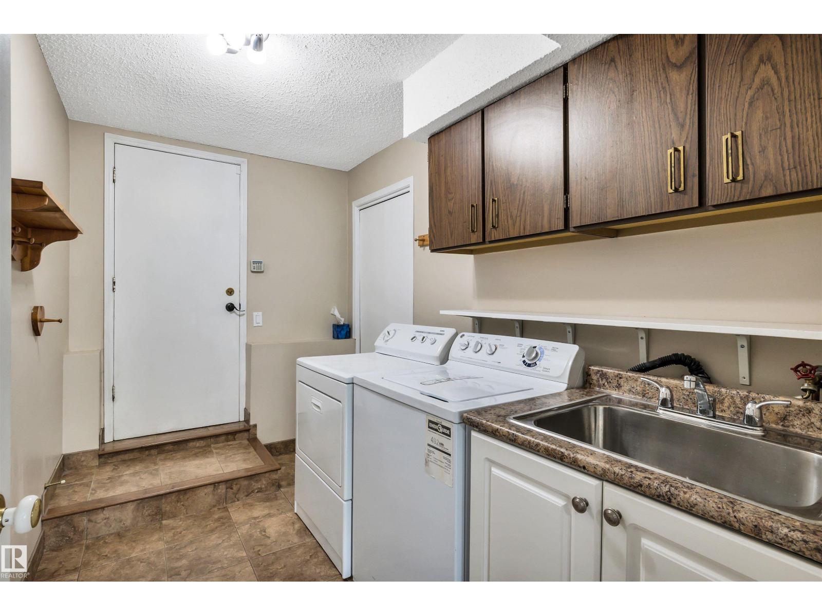 10909 33A AV NW - 32