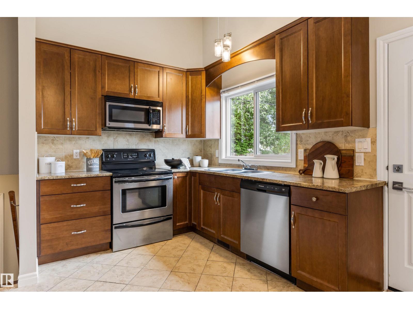 8715 164A ST NW - 11