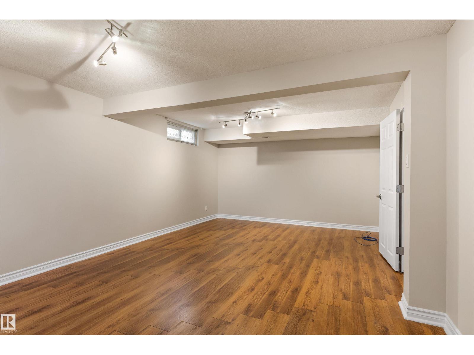8715 164A ST NW - 23