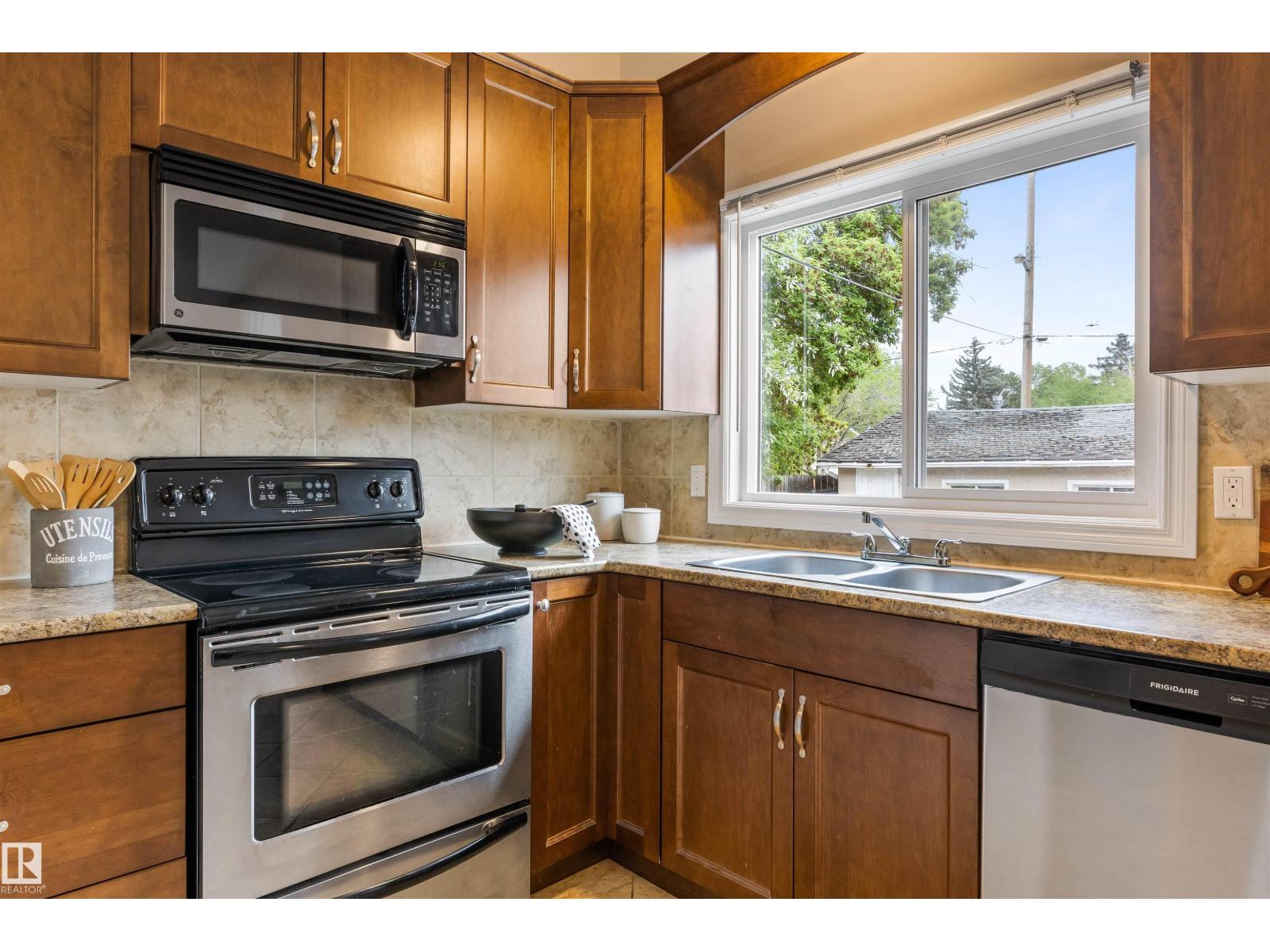 8715 164A ST NW - 12