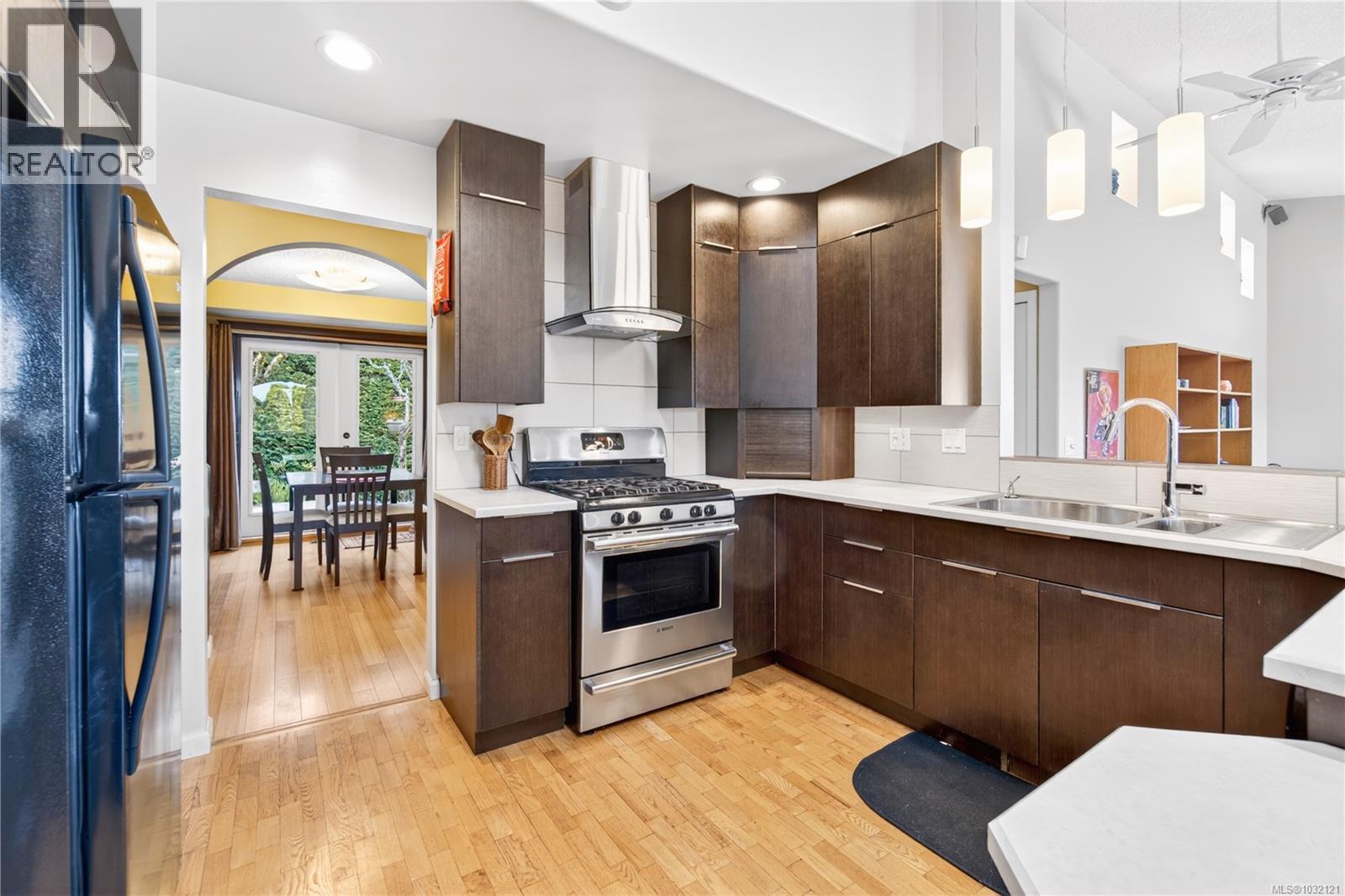 1277 Selkirk Dr - 32