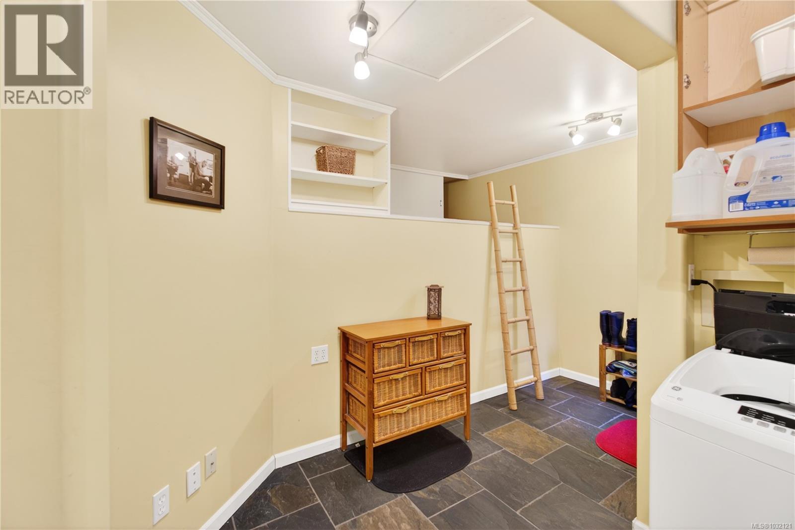 1277 Selkirk Dr - 48