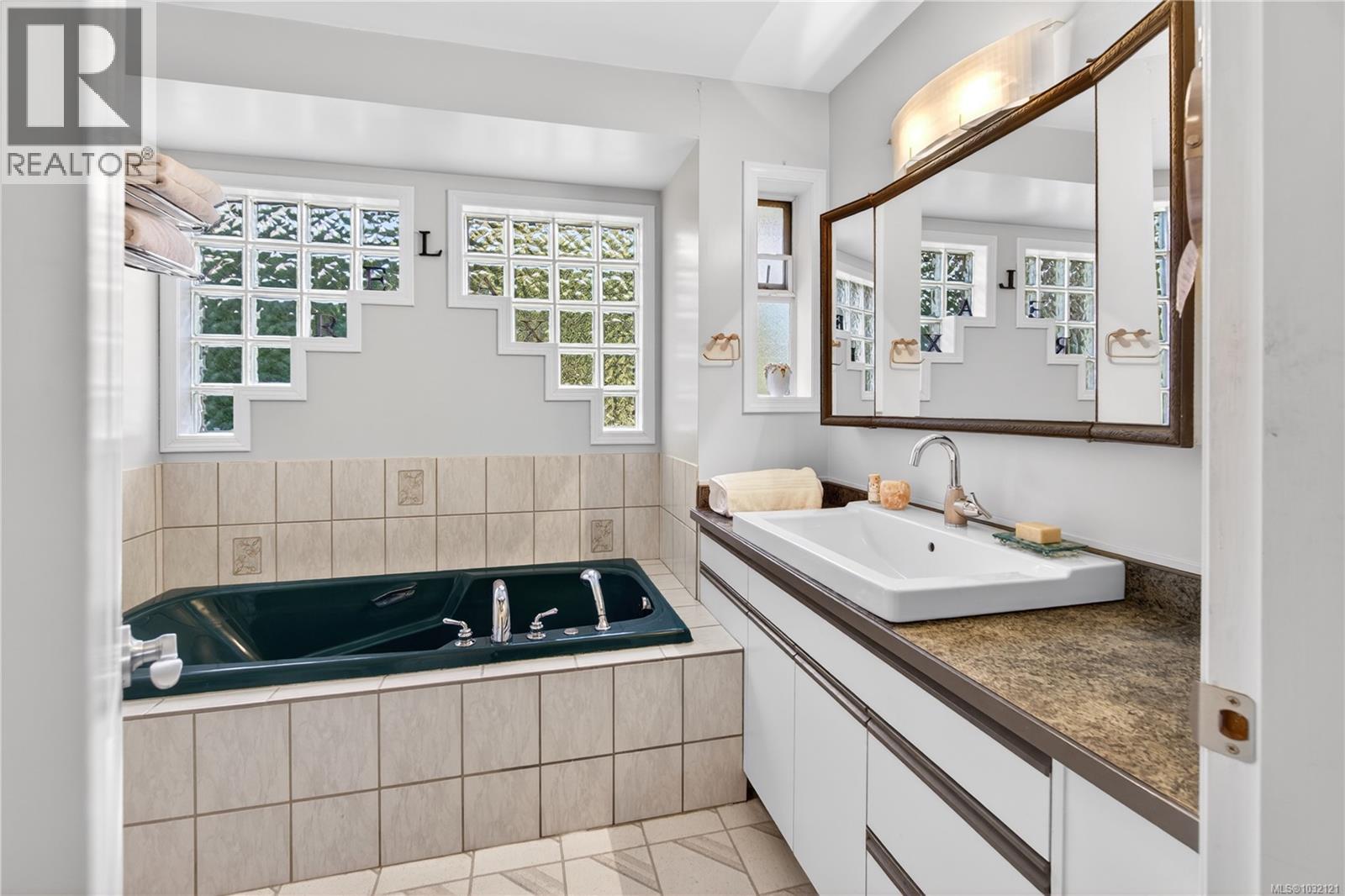 1277 Selkirk Dr - 55
