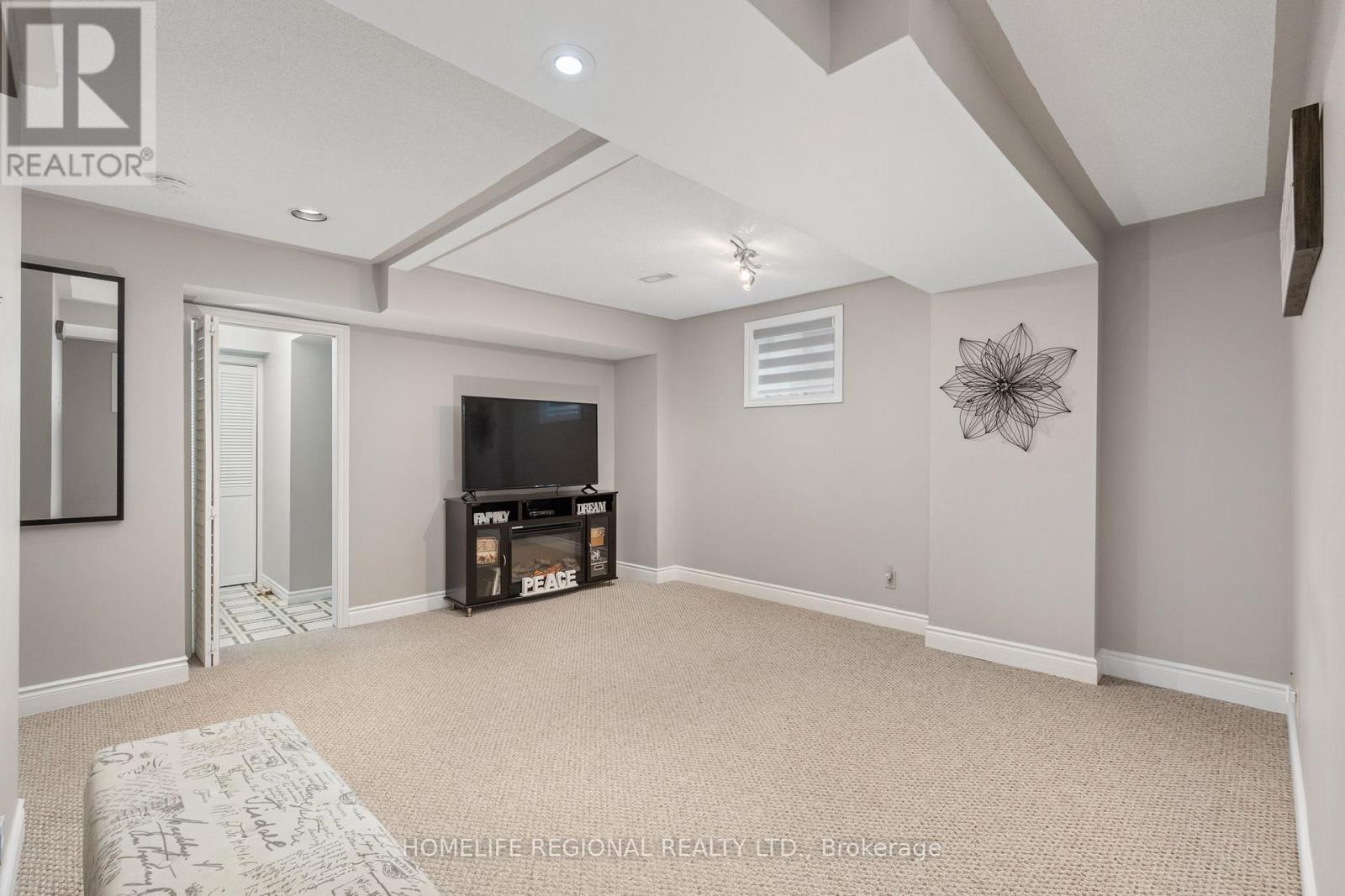 20 RUDDELL CRESCENT - 18