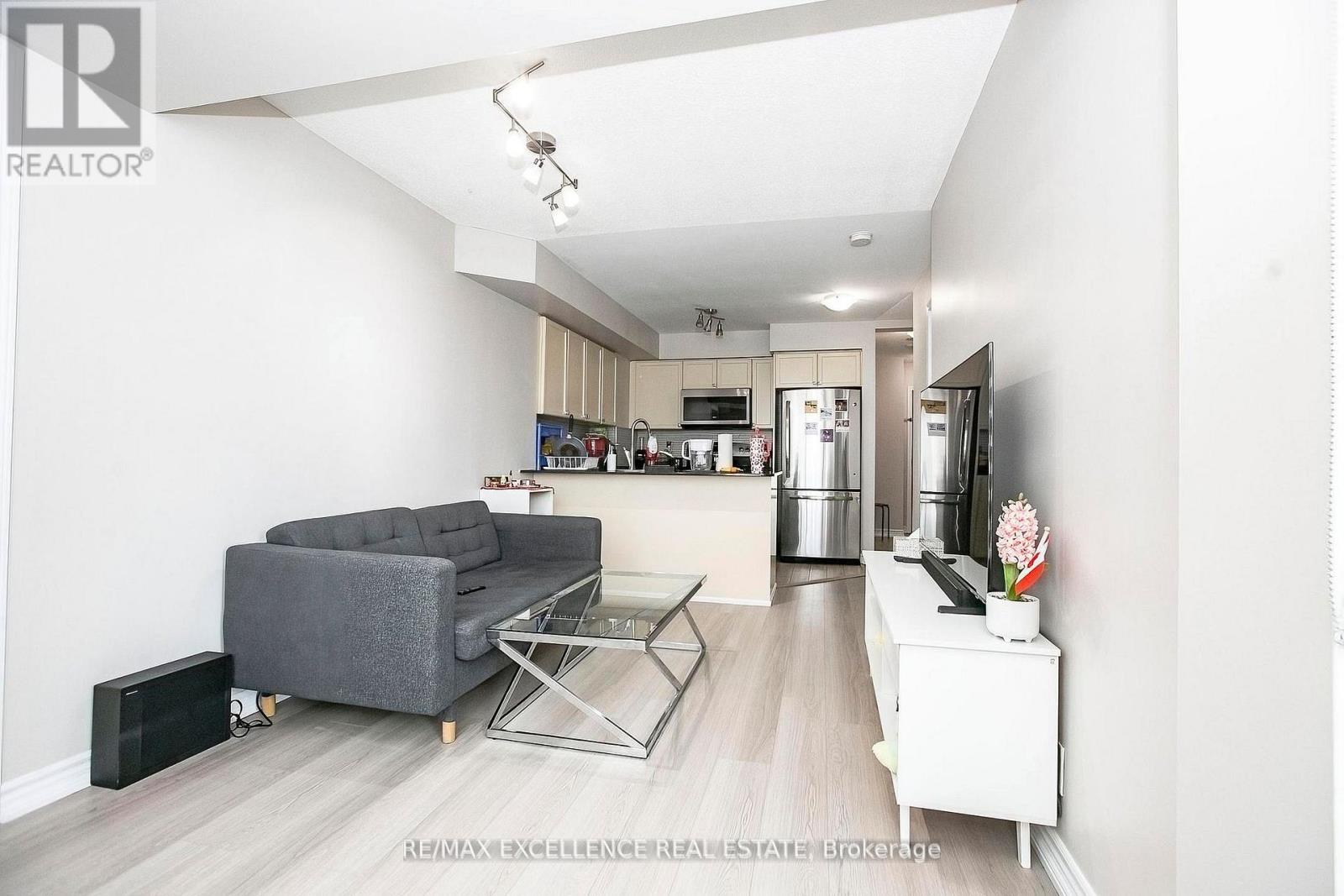 #2102 33 ELM DRIVE - 18