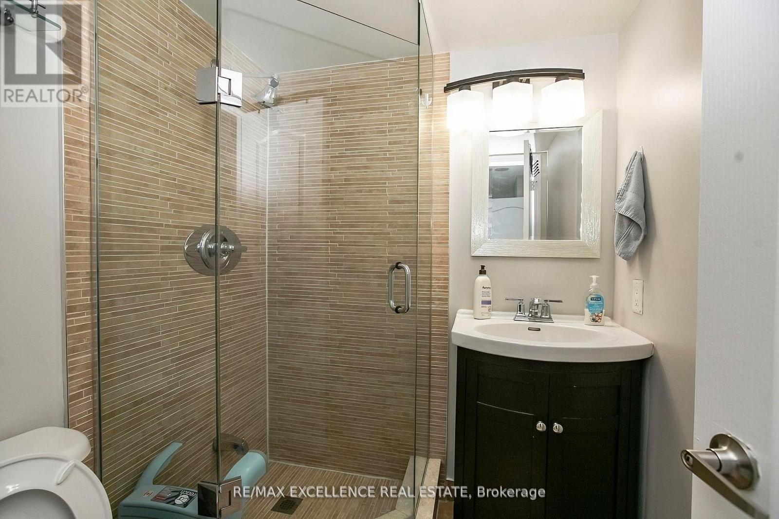 #2102 33 ELM DRIVE - 27