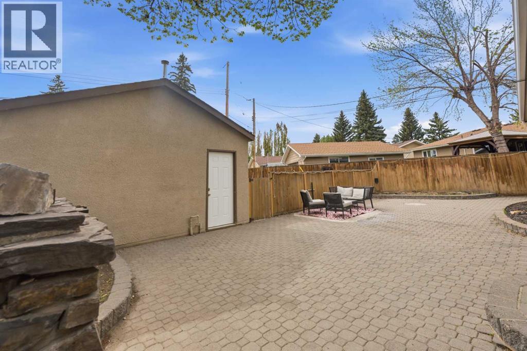 819 Avonlea Place SE - 32