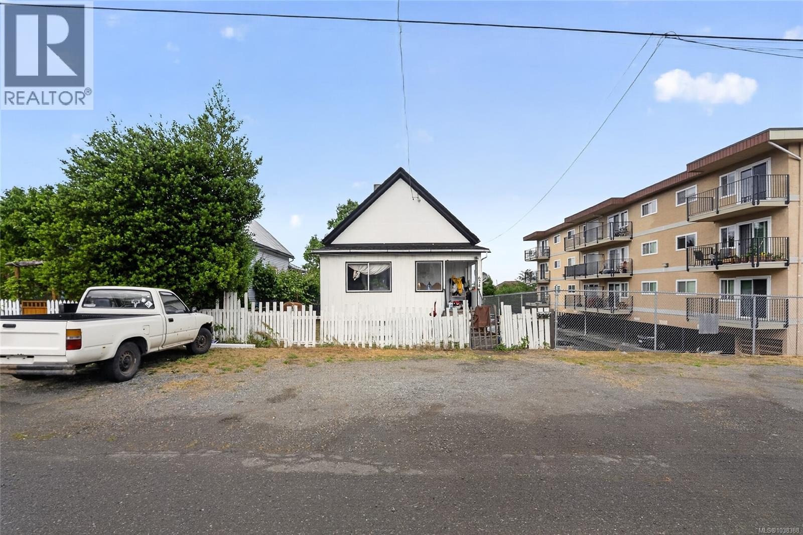 674 Farquhar St - 1