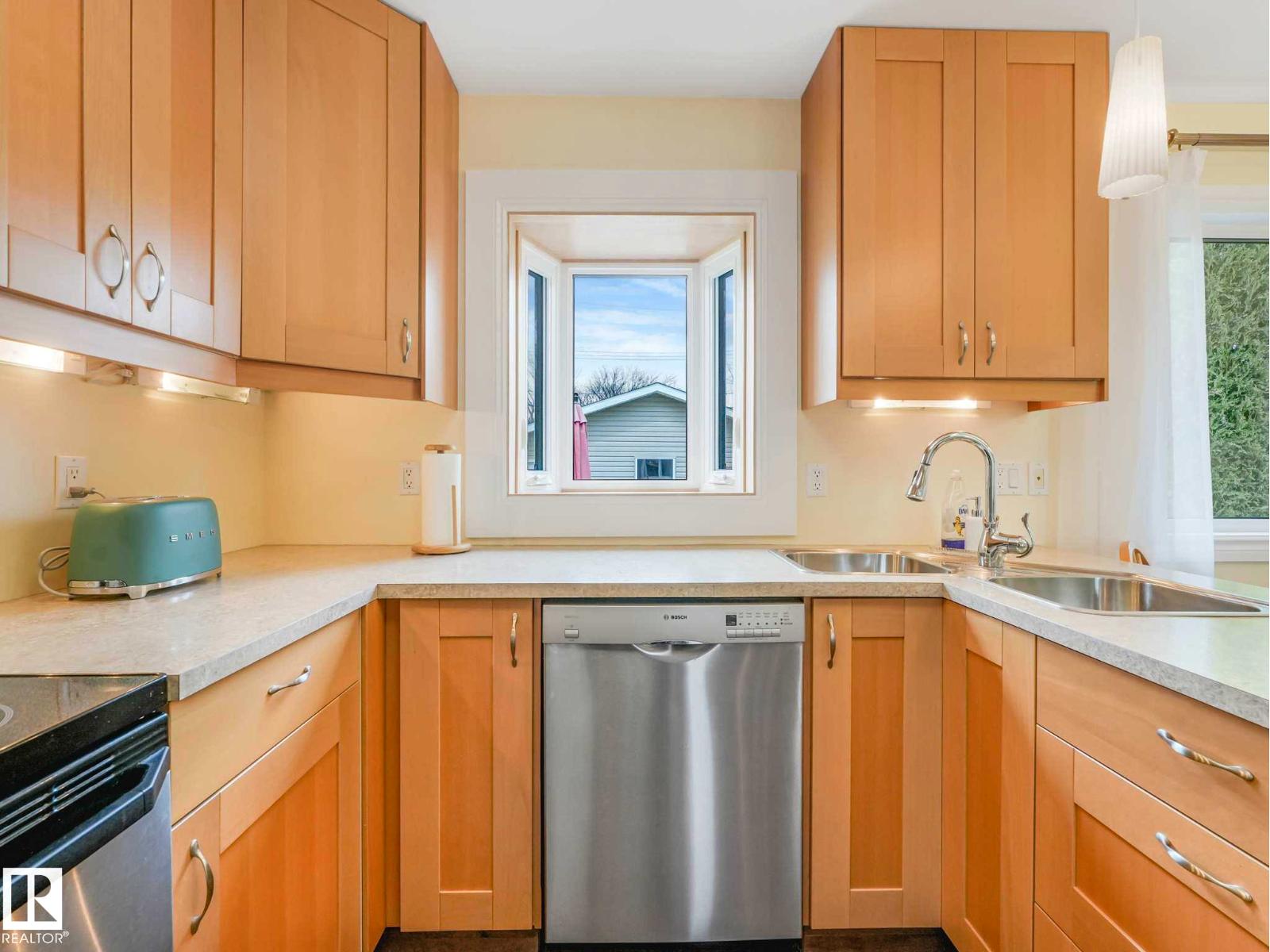 7508 76 AV NW - 10