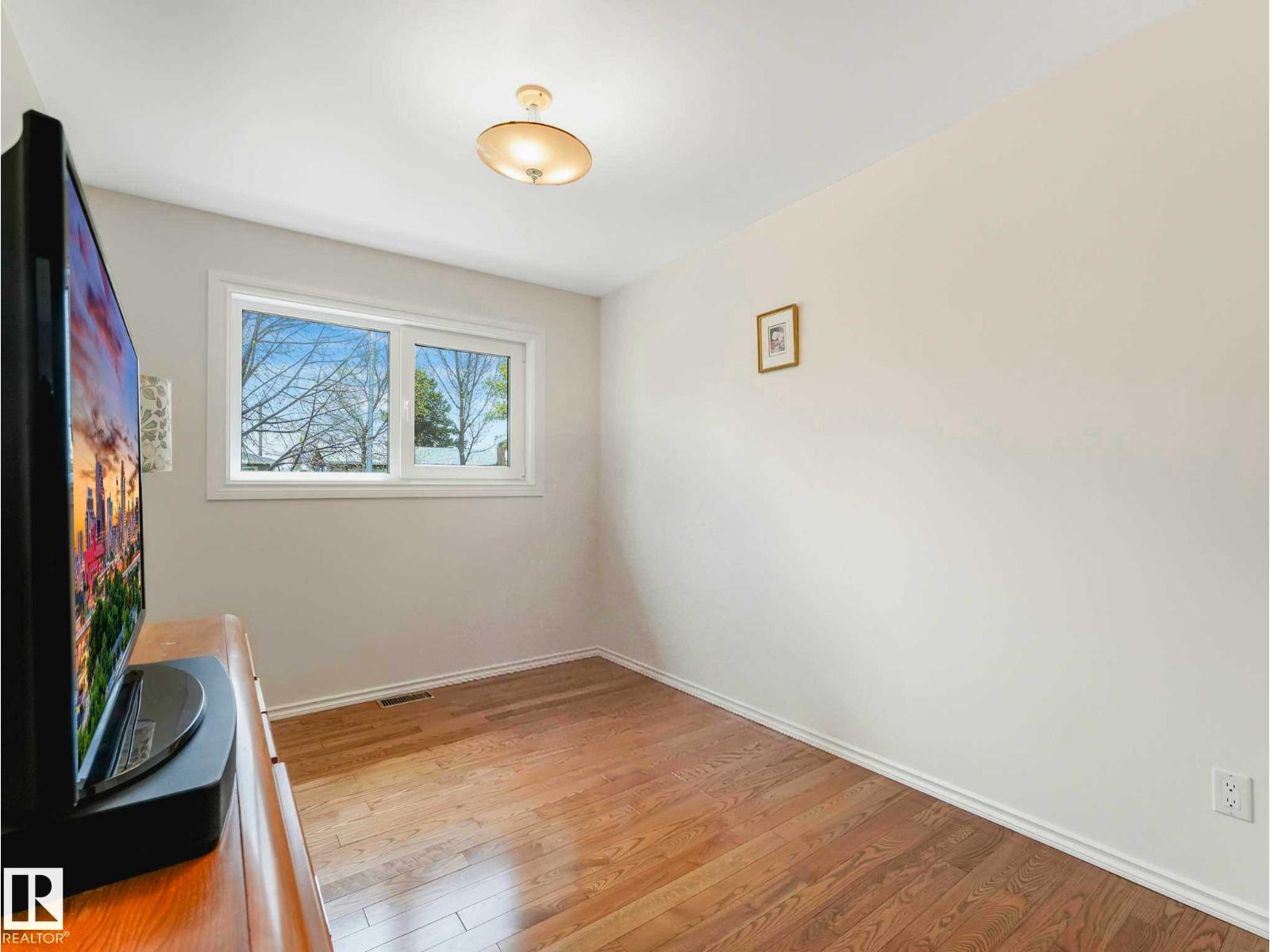 7508 76 AV NW - 13