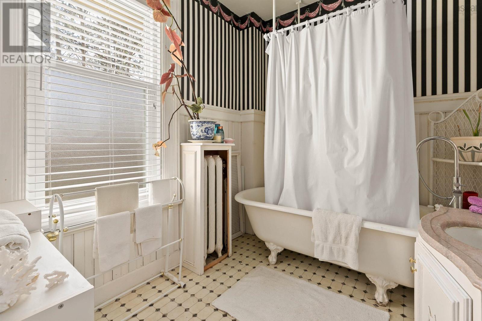 870 Young Avenue - 25