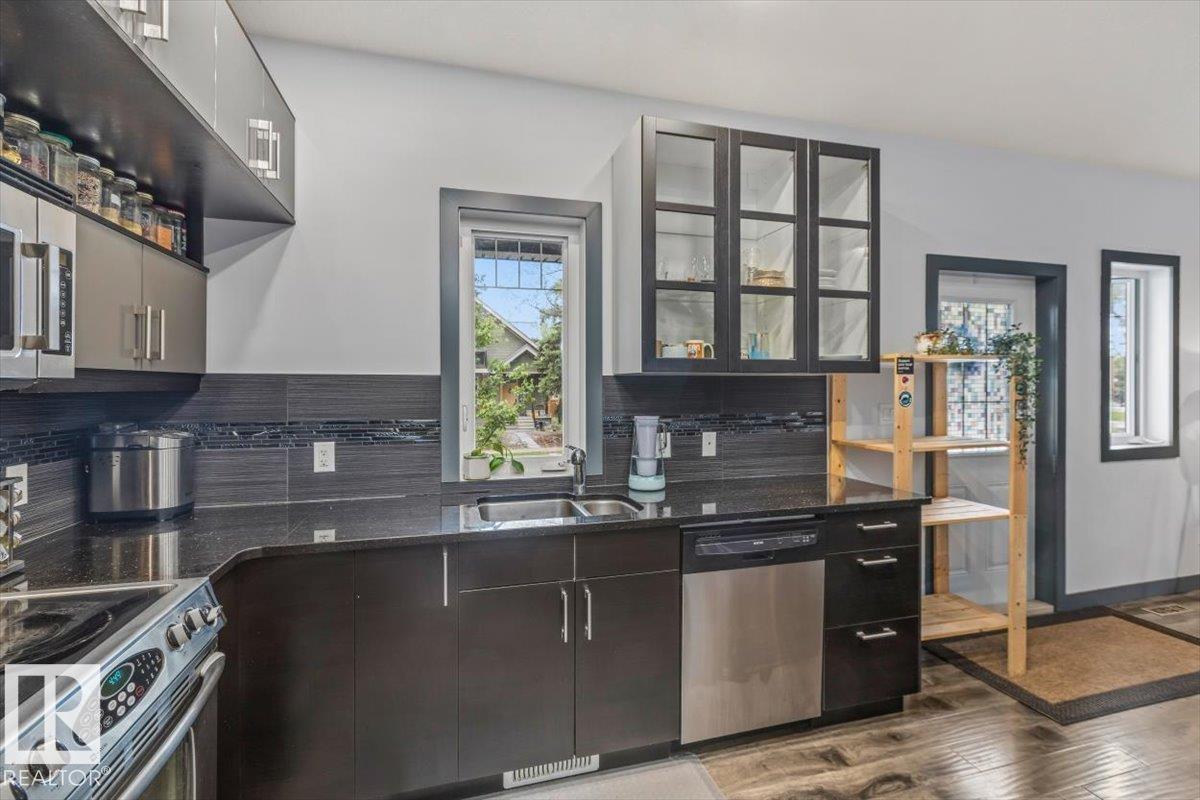 #3 7210 96 ST NW - 10